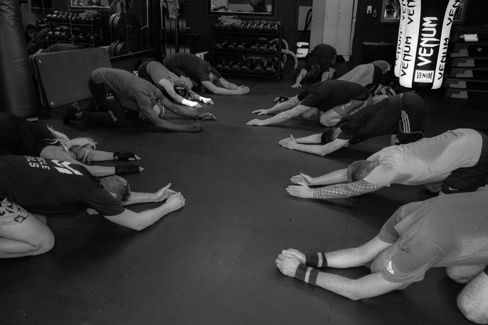 Groep sport samen op de mat voor de les