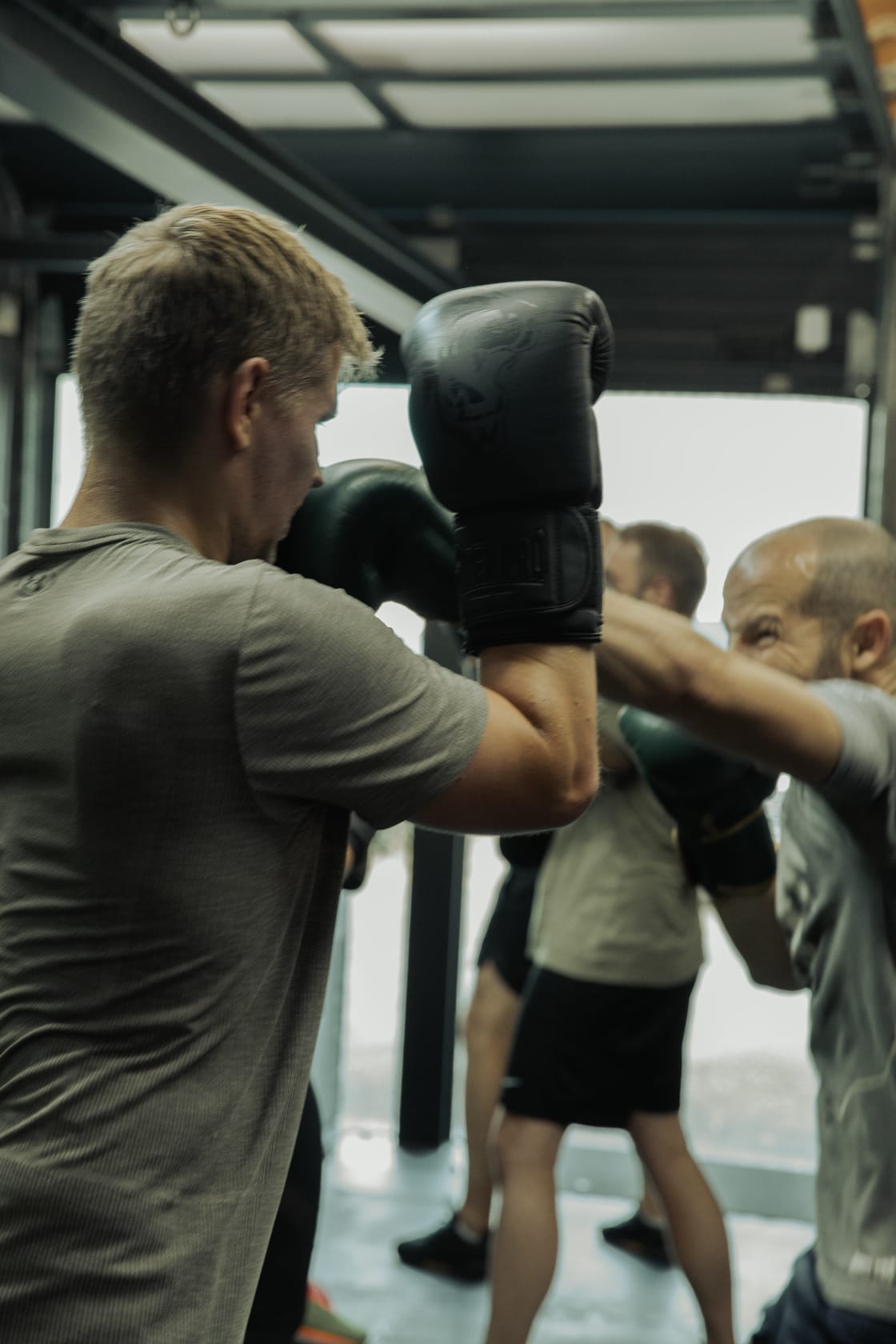 Boksen op de pads met volle focus